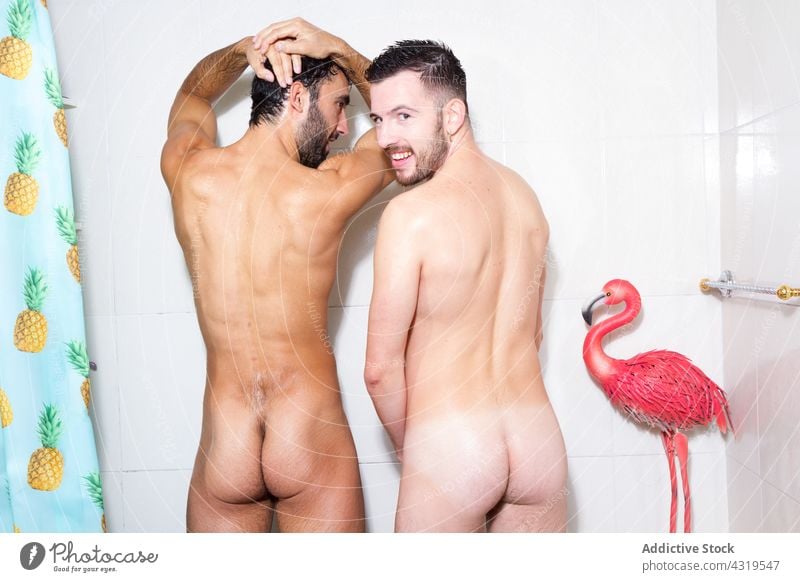 Homosexuelles Liebespaar beim gemeinsamen Duschen Paar schwul Homosexualität Zusammensein nackt Männer lgbt Bad Flamingo Partnerschaft Esel Rücken multiethnisch