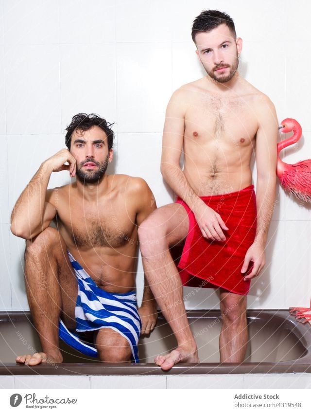 Diverse homosexuelle Männer in der Badewanne Paar schwul Zusammensein Homosexualität lgbt Liebe Partnerschaft multiethnisch rassenübergreifend vielfältig Freund