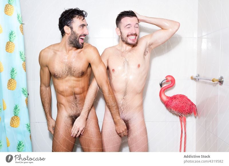 Multirassisches schwules Paar hat Spaß im Badezimmer Homosexualität Dusche Spaß haben nackt lgbt Zusammensein Männer Liebe Partnerschaft multiethnisch
