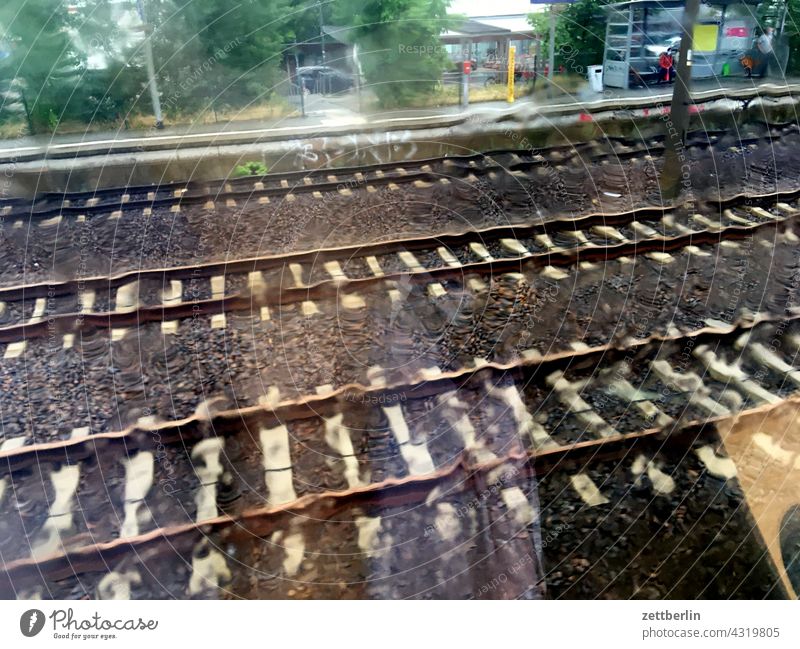 Regen im Zug eisenbahn reise schienenverkehr tourismus verreisen vorortzug gleis gleisbett schotter schwellen fernverkehr verbindung bahnverkehr fenster scheibe