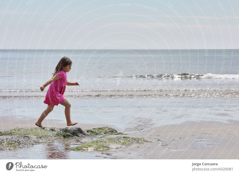 Adorable Kleinkind Mädchen spielen mit Strand auf weißem Sand Strand Spielen bezaubernd Kind Sommer jung Kindheit MEER Person niedlich Kaukasier Lifestyle