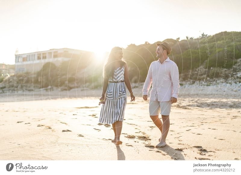 Junges Paar genießt die gemeinsame Zeit am Strand Menschen Spaß Liebe Natur Liebespaar Sommer Algarve Portugal Kuss Spaziergang Lächeln genießend aktiv
