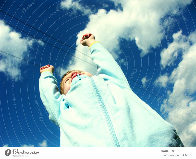 Wolkenkratzer Kind Turnen Porträt Wohlgefühl spontan Mensch Himmel blau Leben Glück Gefühle Begeisterung