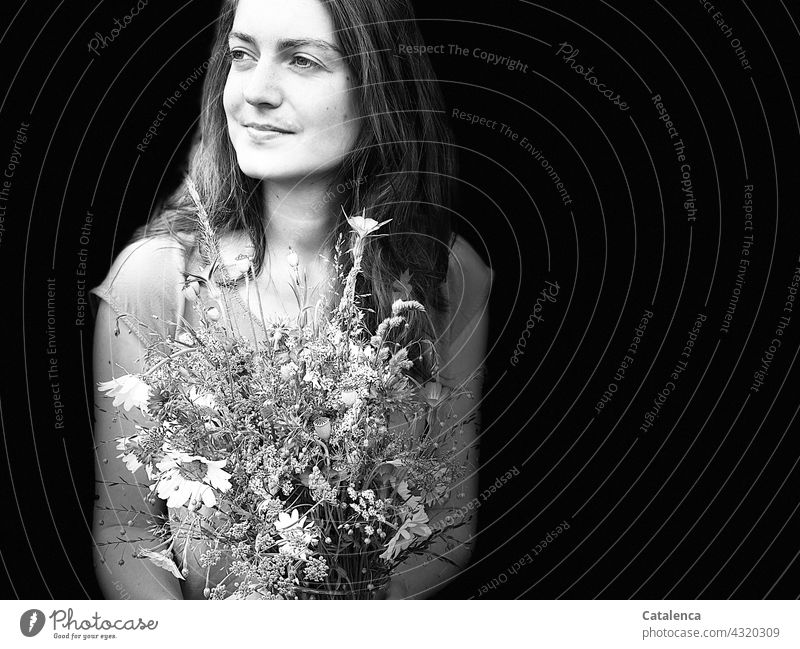 Porträt einer jungen Frau mit Blumenstrauß Tageslicht Baum Sommer Himmel Gras Kornblumen Margariten blühen verblühen duften Blüte schauen Pflanze Wiesenblumen