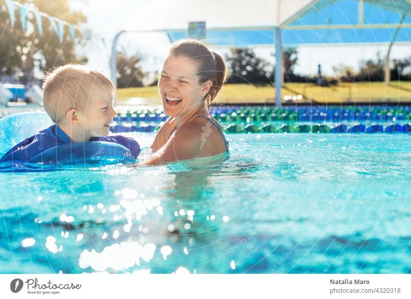 Mutter und Kind im Schwimmbad Pool Frau Junge Urlaub Tube schwimmen Wasser im Freien Sommer Glück blau Freude Lächeln nass Erholung spielen Freizeit sonnig Spaß