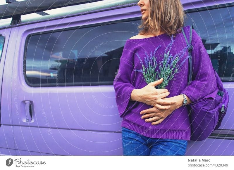 Frau mit lavendelfarbenen Blumen in der Nähe der lila Minivan Hintergrund purpur Mode geblümt Person Sommer Sonne Frühling Lavendel Farbe reisen Erholung