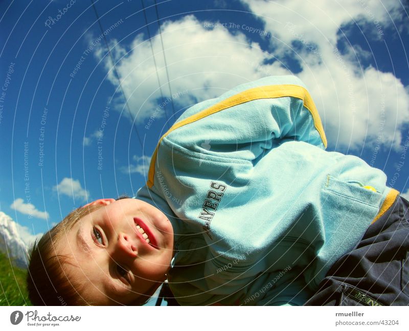 Den Himmel über mir Kind Wolken Turnen wandern Porträt Freizeit & Hobby klein Mensch Freude Spielen Fun Natur lustig lachen Außenaufnahme