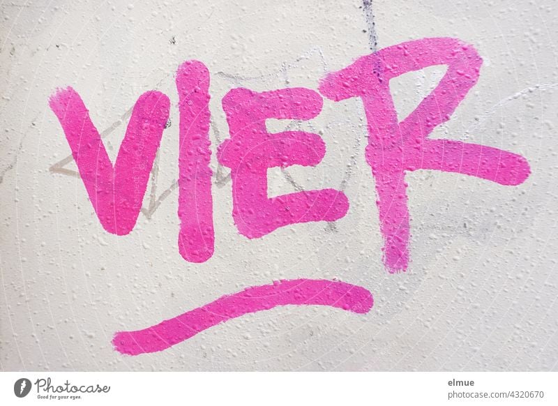VIER steht in pink an der grauen Wand / Graffito vier 4 Graffiti sprayen Farbe rosa Druckbuchstaben Buchstabe Straßenkunst Schmiererei Kreativität Typographie