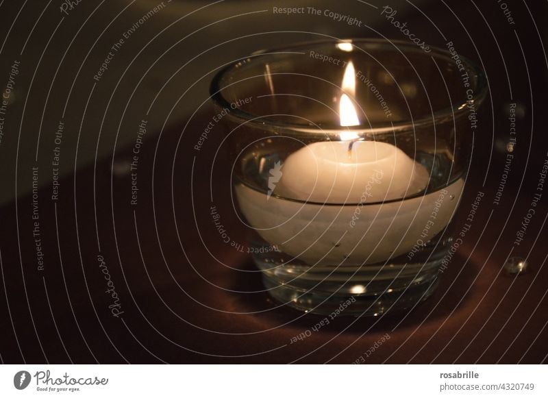 ein Licht | !Trash! 2021 Kerze Glas Feuer Flamme hell leuchten Schale feierlich Dunkelheit Deko Dekoration erhellen erleuchten Tisch Schwimmkerze Kerzenlicht