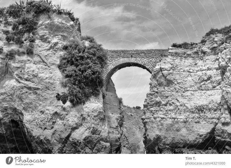 eine alte Steinbrücke an der Atlantikküste in Portugal Brücke s/w Schwarzweißfoto Architektur Außenaufnahme Tag Menschenleer Altbau Bauwerk Küste Steilküste
