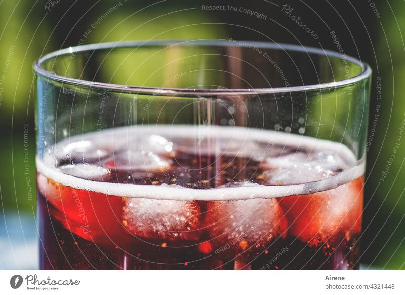 man gönnt sich ja sonst nichts Getränk Alkohol trinken Aperitif Sommer rot Glas kalt Flüssigkeit lecker süß Erfrischungsgetränk Durst Saft positiv heiter