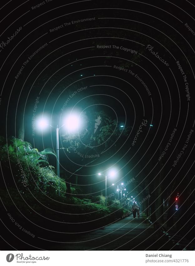 Männer zu Fuß auf der Straße in der Nacht mit launischen Licht Nachtlicht Nachtstimmung Stimmung Außenaufnahme Kontrast Lichtstimmung Straßenbeleuchtung
