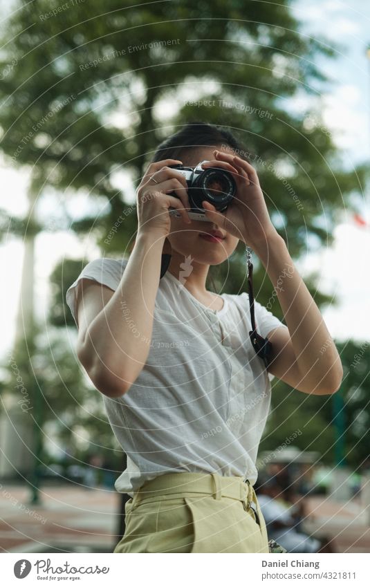 Mädchen, das Bild von Filmkamera nimmt Fotokamera jung Teenager Mode Park Nachmittag reisen Reisefotografie Reisender reisend Ferien & Urlaub & Reisen Sommer