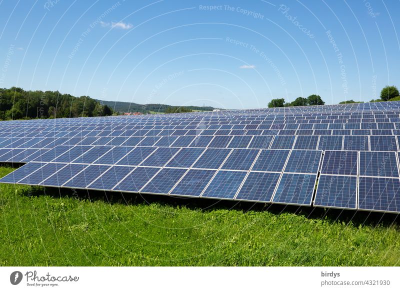 Große Freiland - photovoltaikanlage im ländlichen Raum. Solarenergie, regenerativ Solarpark Photovoltaik regenerative Energie Photovoltaikanlage Blauer Himmel