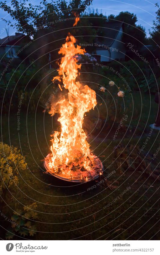 Feuer in der Feuerschale abend brand brennen camping dunkel feuer feuerschale feuerstelle flamme garten glut hell holzfeuer lager lodern nacht natur outdoor