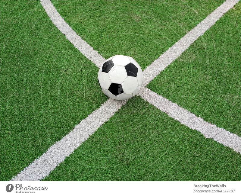 Fußball Ball über grünem Fußballfeld schwarz weiß Feld Platz Rasen künstlich Nahaufnahme Markierung Linie Sport spielen Spiel niemand keine Menschen