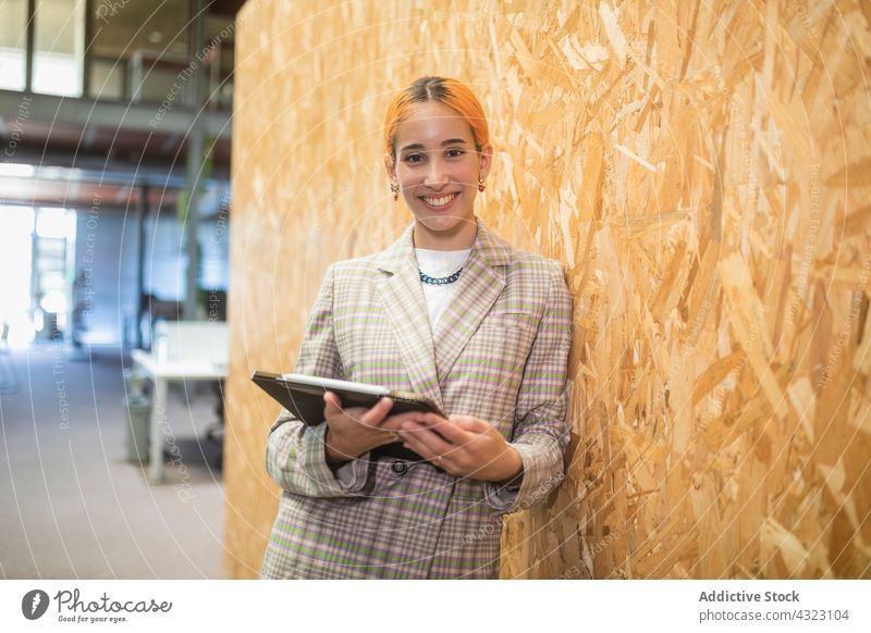 Geschäftsfrau mit Laptop an einem modernen Arbeitsplatz Unternehmer Cowork Raum Lächeln Computer Frau Büro respektabel gut gekleidet Apparatur Gerät