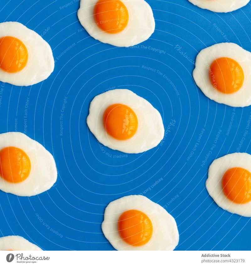 Reihe von Spiegeleiern auf blauem Hintergrund Farbe Ei Design farbenfroh Lebensmittel Dekoration & Verzierung weiß Feiertag Eier natürlich altehrwürdig schön