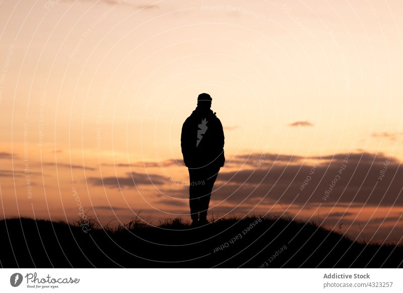 Silhouette eines Mannes von hinten mit Blick auf den Sonnenuntergang Natur Himmel Person reisen Menschen Landschaft Sonnenaufgang im Freien schön Sommer jung