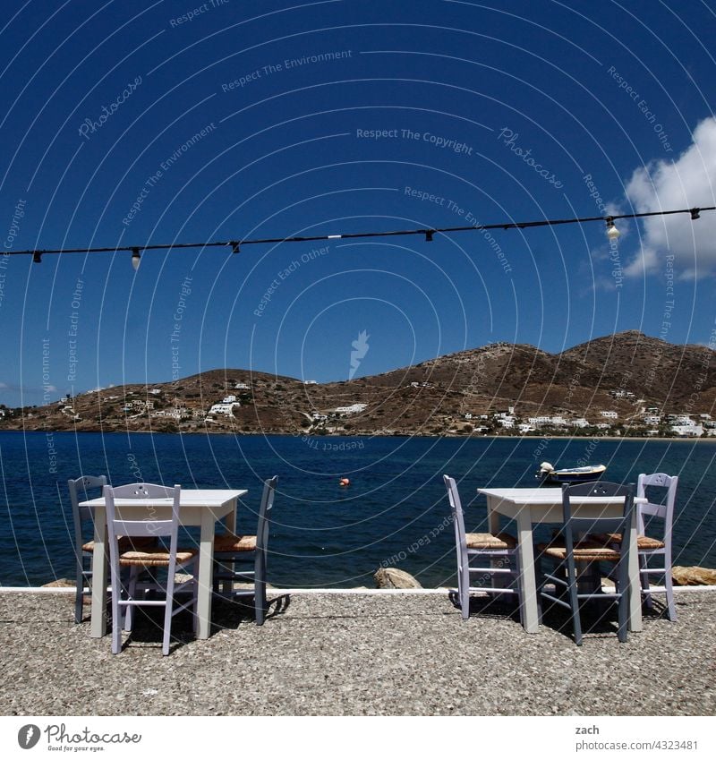Ruhepunkt Griechenland Kykladen Ägäis Mittelmeer Insel Schönes Wetter Himmel Hügel blau Ios Dorf Haus Häuser Kykladenarchitektur Meer Restaurant Essen Tisch
