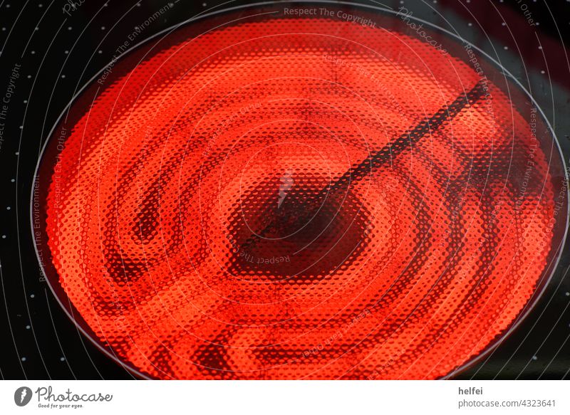 Kochfeld eines Herdes mit Induktion Feld Kochen Illumination bizarr rot Lichterscheinung Kontrast Textfreiraum oben Farbfoto lightpainting Windung Spule