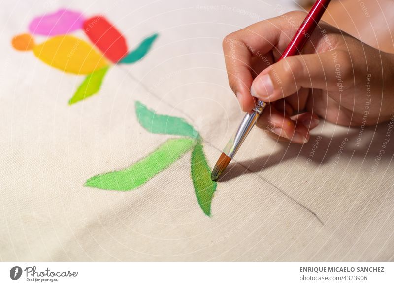 Hand mit Pinsel Malerei Handwerk auf einem Stoff Bürste Farbe Künstler künstlerisch Leinwand Kunstwerk Bild Nummer Pinselblume Anstreicher Acryl Kreativität