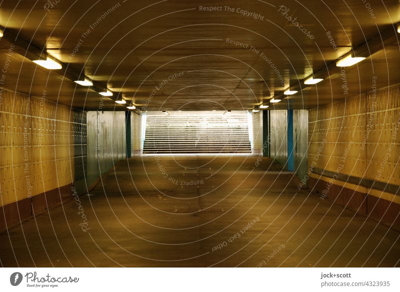 gerade Unterquerung mit künstlicher Beleuchtung Tunnel Tunnelblick Untergrund Marzahn Berlin Architektur Lichterscheinung Strukturen & Formen Wege & Pfade