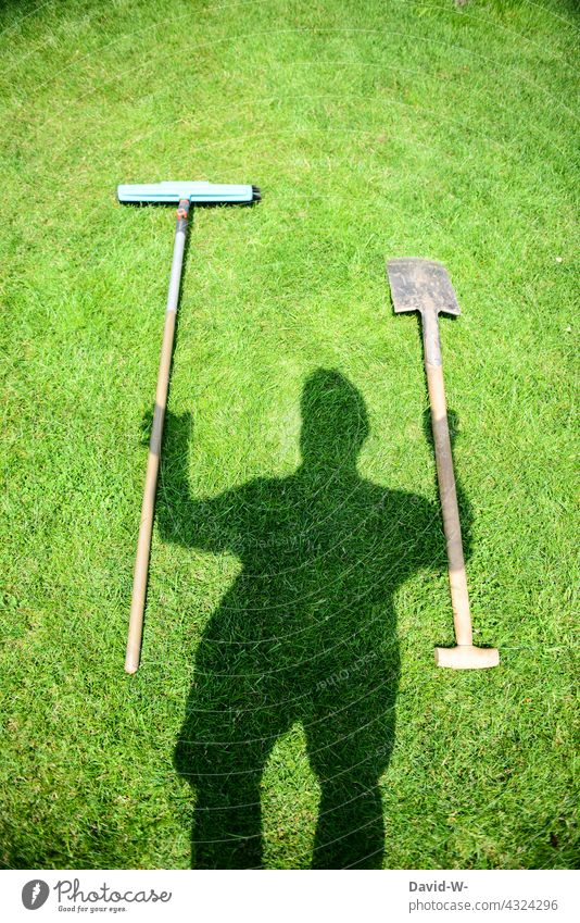 Gartenarbeit - Gartenwerkzeug liegt bereit gartenwerkzeug Besen Spaten Mann Schatten hobbygärtner Gärtner kreativ Arbeit & Erwerbstätigkeit