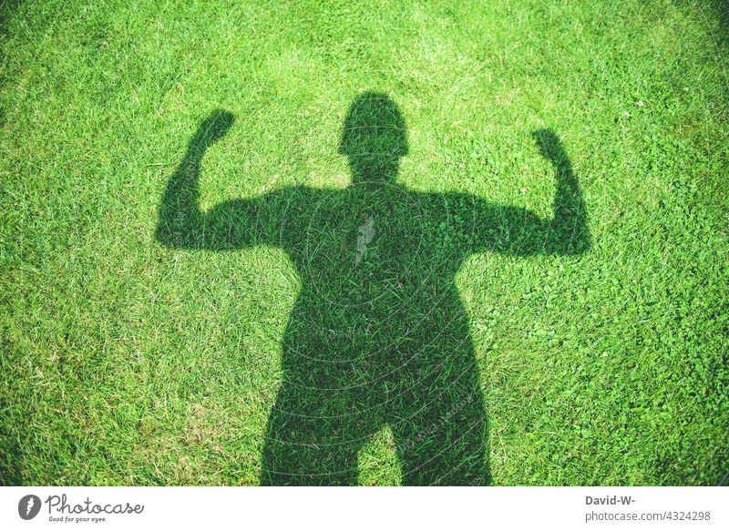 die Natur stärken - Kraft und Umwelt Stärke Umweltschutz Power Klimaschutz Selbstbewusstsein Schatten muskeln Mann Mensch nachhaltig grün Erfolgskonzept