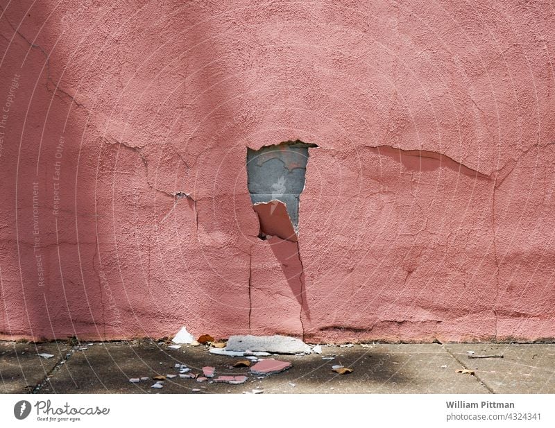 Rosa Verfall rosa rosa Hintergrund rosa Wand Riss geknackt Mauer Farbfoto Außenaufnahme alt gebrochen verputzen verfallen Wandel & Veränderung Vergänglichkeit