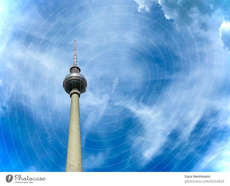 Sommer in Berlin berlin himmel ferien reisen Fernsehturm Berliner Fernsehturm Alexanderplatz Wahrzeichen
