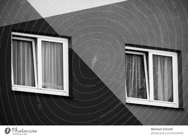 Fenster eines Wohnhauses Fassade Haus Menschenleer Häusliches Leben Wohngebiet Mehrfamilienhaus Muster Linien flächen Strukturen & Formen
