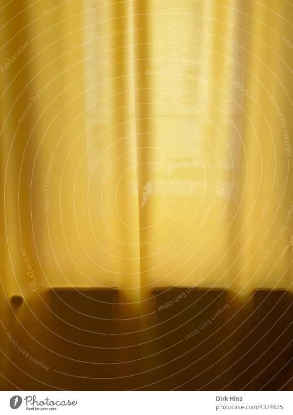 Heizkörper hinter einem gelben Vorhang gelber hintergrund Faltenwurf Heizung verhangen Hintergrund Stoff Stofffalten zugezogen Fenstervorhang verdeckt textil