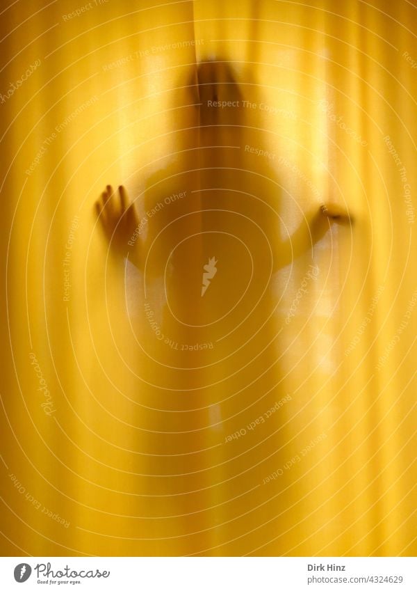 Person hinter einem gelben Vorhang Fenster Gardine Licht Stoff Innenaufnahme Schatten Häusliches Leben Sichtschutz versteckt versteckend Erscheinung Einbrecher
