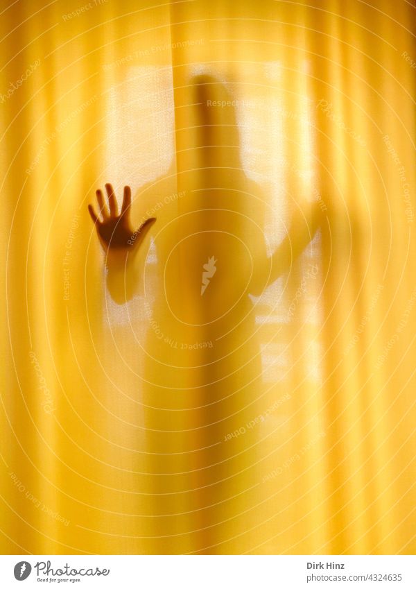 *600* Frau hinter einem gelben Vorhang Fenster Mensch Hand Zeichen Licht Gardine Häusliches Leben Wohnung Innenaufnahme Schatten Kontrast Innenarchitektur Geist