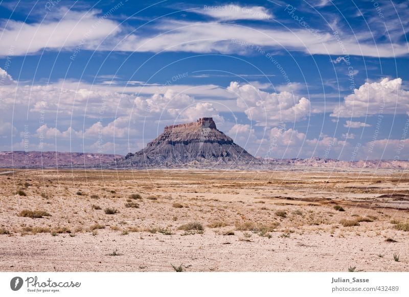 Monolith Umwelt Natur Landschaft Urelemente Himmel Wolken Sommer Schönes Wetter heiß Arizona Steppe karg Berge u. Gebirge Felsen groß Einsamkeit minimalistisch
