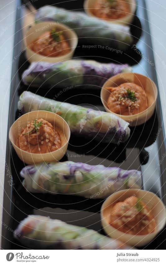 Sommerrollen mit Erdnusscreme Asiatische Küche asiatisch Essen zubereiten geschmackvoll Speise Mahlzeit Gemüse frisch Mittagessen Schalen & Schüsseln Snack