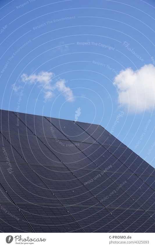 Solaranlage Solarzelle Photovoltaikanlage himmel wolcken Energiegewinnung regenerativ Naturstrom grüne energie Dach Eigenheim Erneuerbare Energie