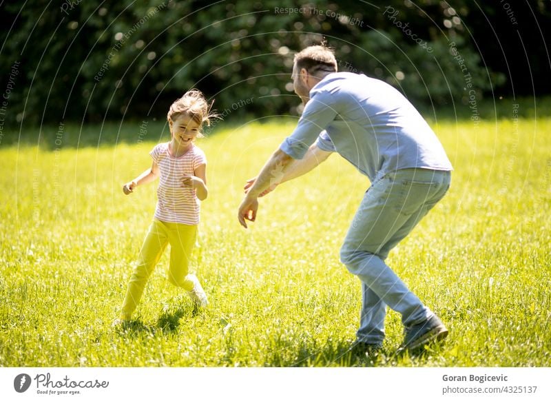 Vater jagt seine kleine Tochter beim Spielen im Park heiter wenig rennen Menschen im Freien Familie Nachkommen Papa Glück Kindererziehung Lächeln Mädchen Liebe