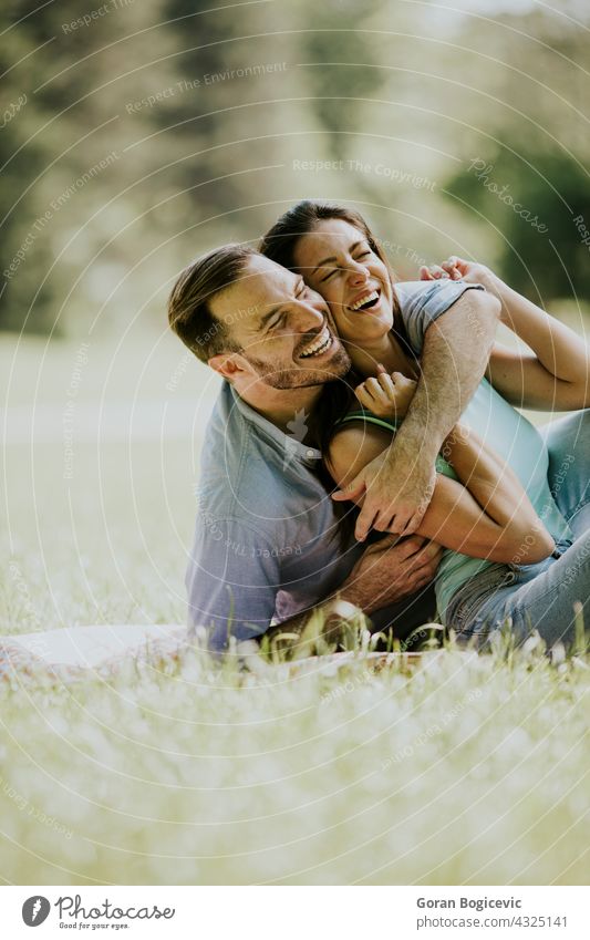 Affectionate junges Paar sitzt auf dem grünen Gras Kaukasier zwei Sommer Tag Park Zusammensein Menschen Frau Glück Lächeln Frühling schön Fröhlichkeit lässig