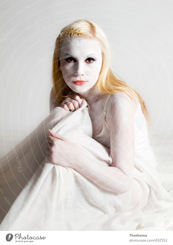 white Mensch feminin Junge Frau Jugendliche 1 18-30 Jahre Erwachsene blond langhaarig weiß Körpermalerei Körperkunst Farbfoto Studioaufnahme Hintergrund neutral