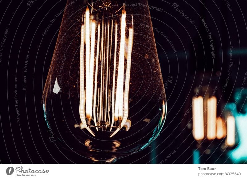 Die gute alte Glühbirne - als LED Version ;-) Licht Glühdraht Farbfoto leuchten Deckenleuchte bulb Lampe Glas Elektrizität Menschenleer dunkel Nahaufnahme