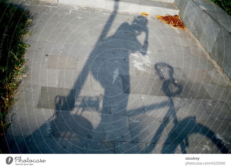 Schatten eines Radfahrers beim Fotografieren Fahrrad Sport Fahrradfahren Straße Transport Person Freizeitaktivitäten im Freien horizontal Zyklus Aktivität