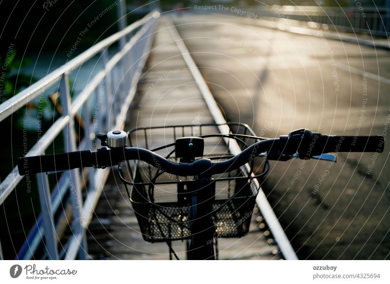 Fahrradlenker Nahaufnahme Handgriff Sommer Sport Hintergrund reisen Mitfahrgelegenheit Verkehr Bar schließen Lifestyle im Freien Zyklus altehrwürdig Design