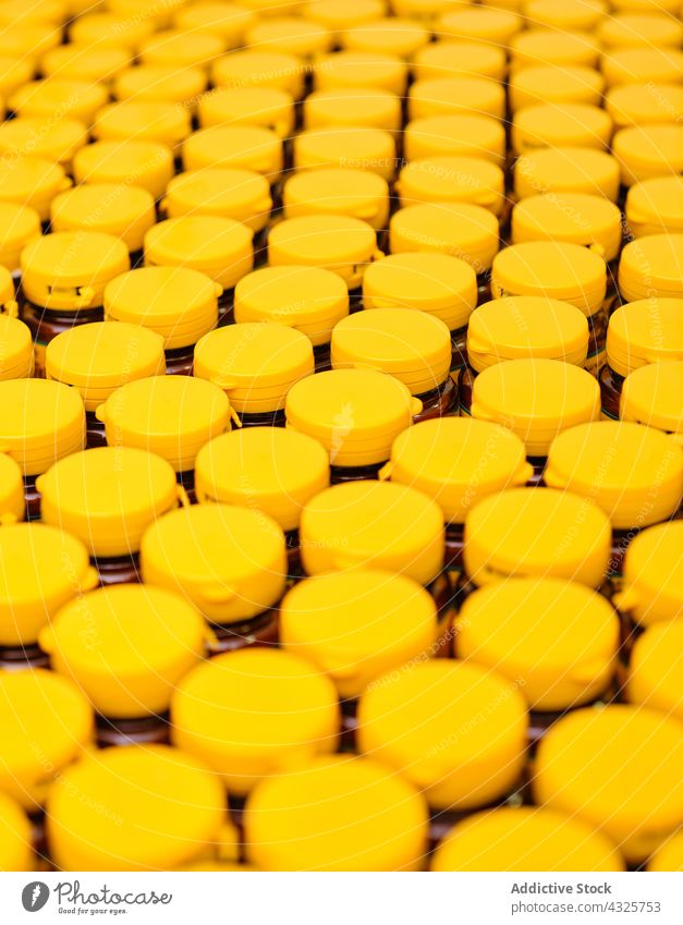 Flaschen mit Medikamenten auf einem Förderband in einer Fabrik Pharma Hintergrund Herstellung Labor Verschlussdeckel gelb Farbe Medizin Inszenierung Maschine