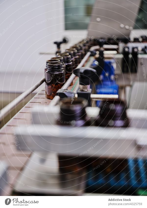 Abfüllmaschine in einer pharmazeutischen Fabrik Pharma Herstellung Förderband Flasche besetzen Maschine Inszenierung automatisch Medizin Reihe Labor Industrie