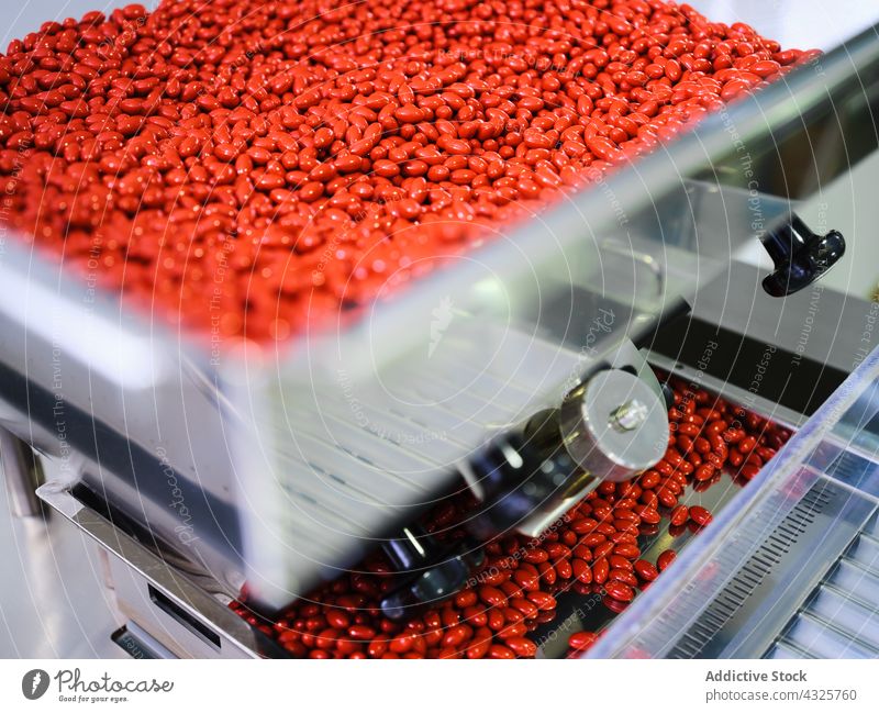 Moderne pharmazeutische Maschine mit Pillen in der Fabrik Pharma Tablette Förderband Herstellung Labor Inszenierung Medizin Gerät Industrie professionell