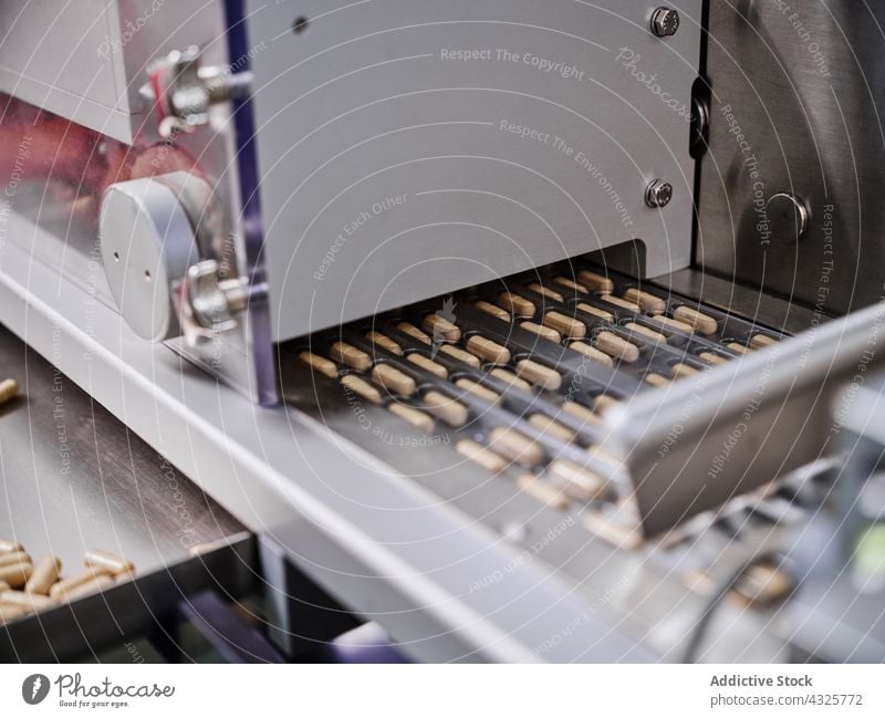 Tabletten auf einem Förderband in einer pharmazeutischen Fabrik Pharma Herstellung Inszenierung Maschine Labor Blister Medizin Gerät Industrie professionell