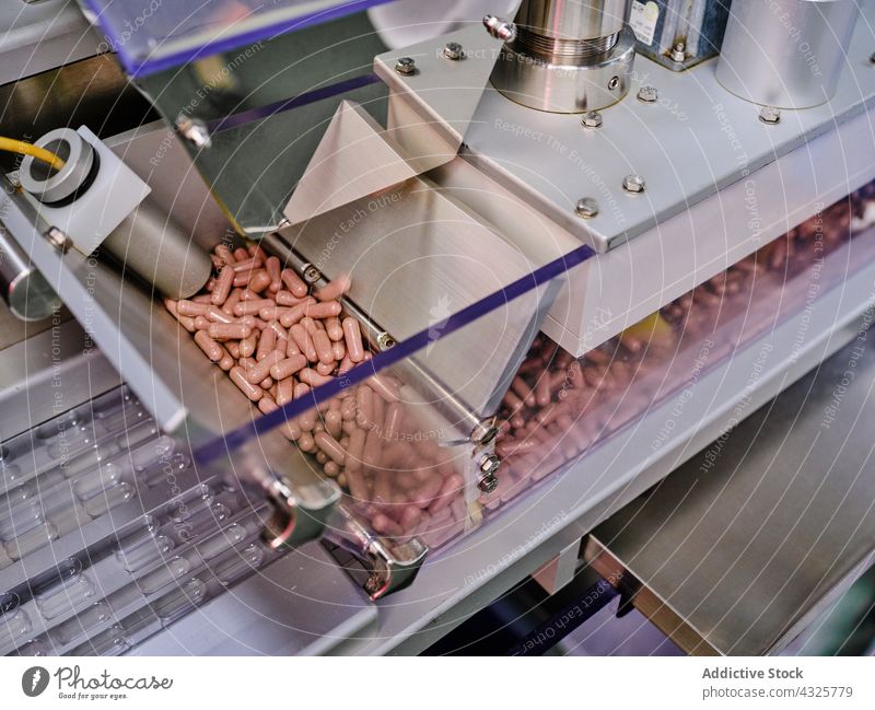 Moderne pharmazeutische Maschine mit Pillen in der Fabrik Pharma Tablette Förderband Herstellung Labor Inszenierung Medizin Gerät Industrie professionell