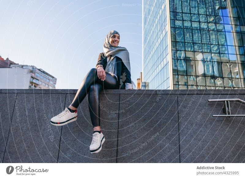 Stilvolle Muslima im Hidschab in der Stadt Frau Kopftuch Hijab Großstadt trendy Lächeln urban heiter Straße ethnisch muslimisch jung Glück froh Freude Kultur